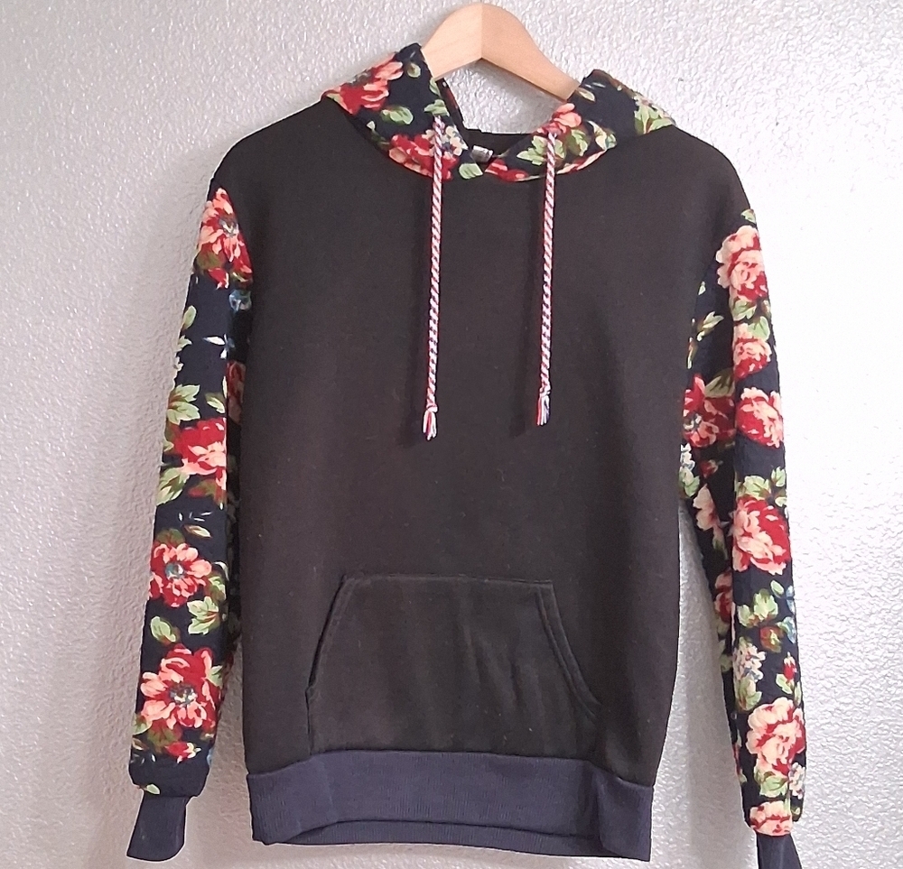 Mokingtop Floral Sleeved Black Hoodie   Size M